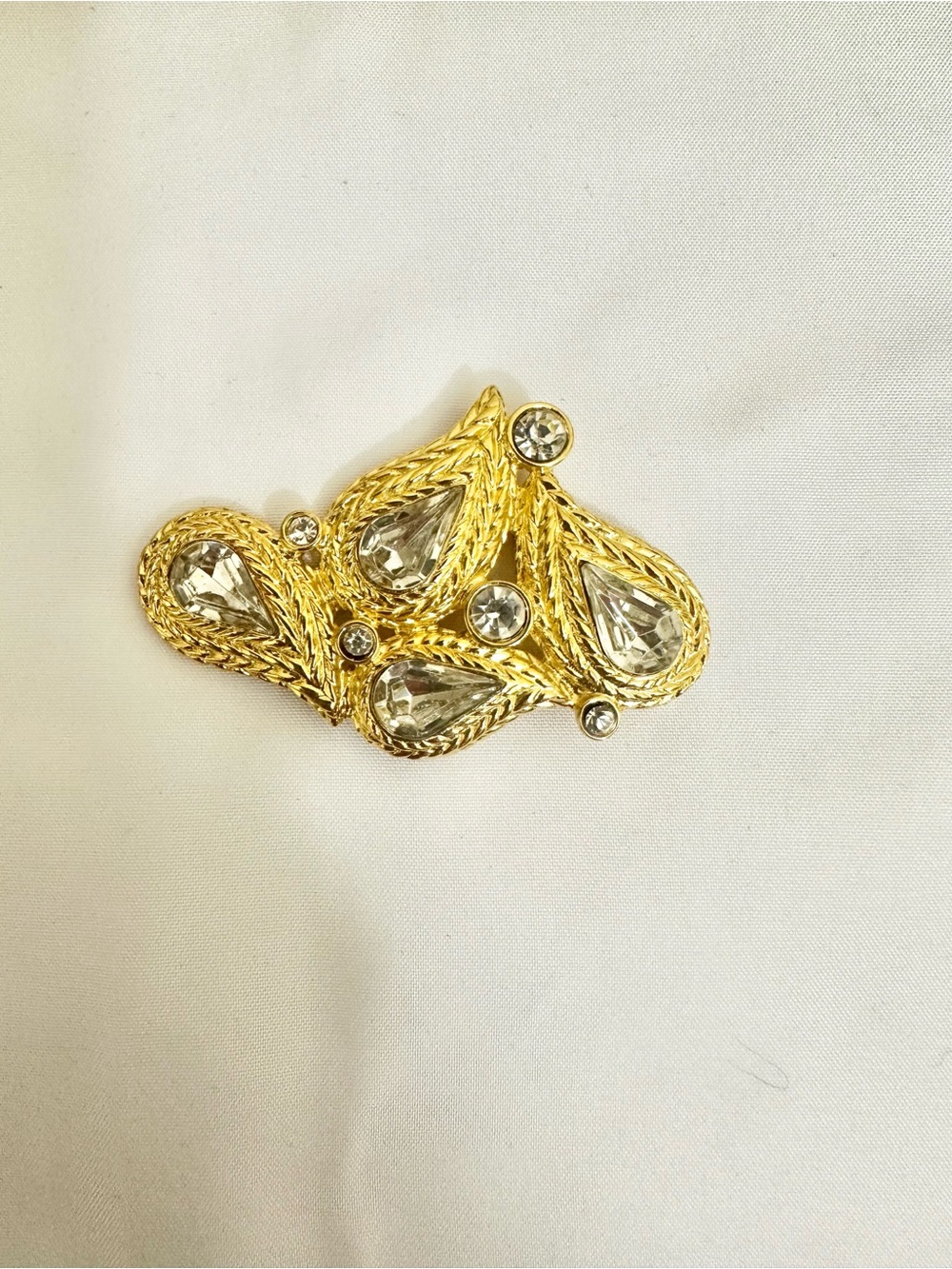 Elegant Vintage Gold-Plated Braided Teardrop Crystal Brooch